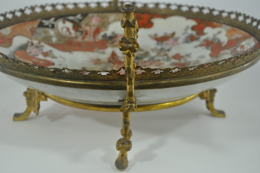 Винтажная керамическая тарелка в бронзовой золочёной оправе