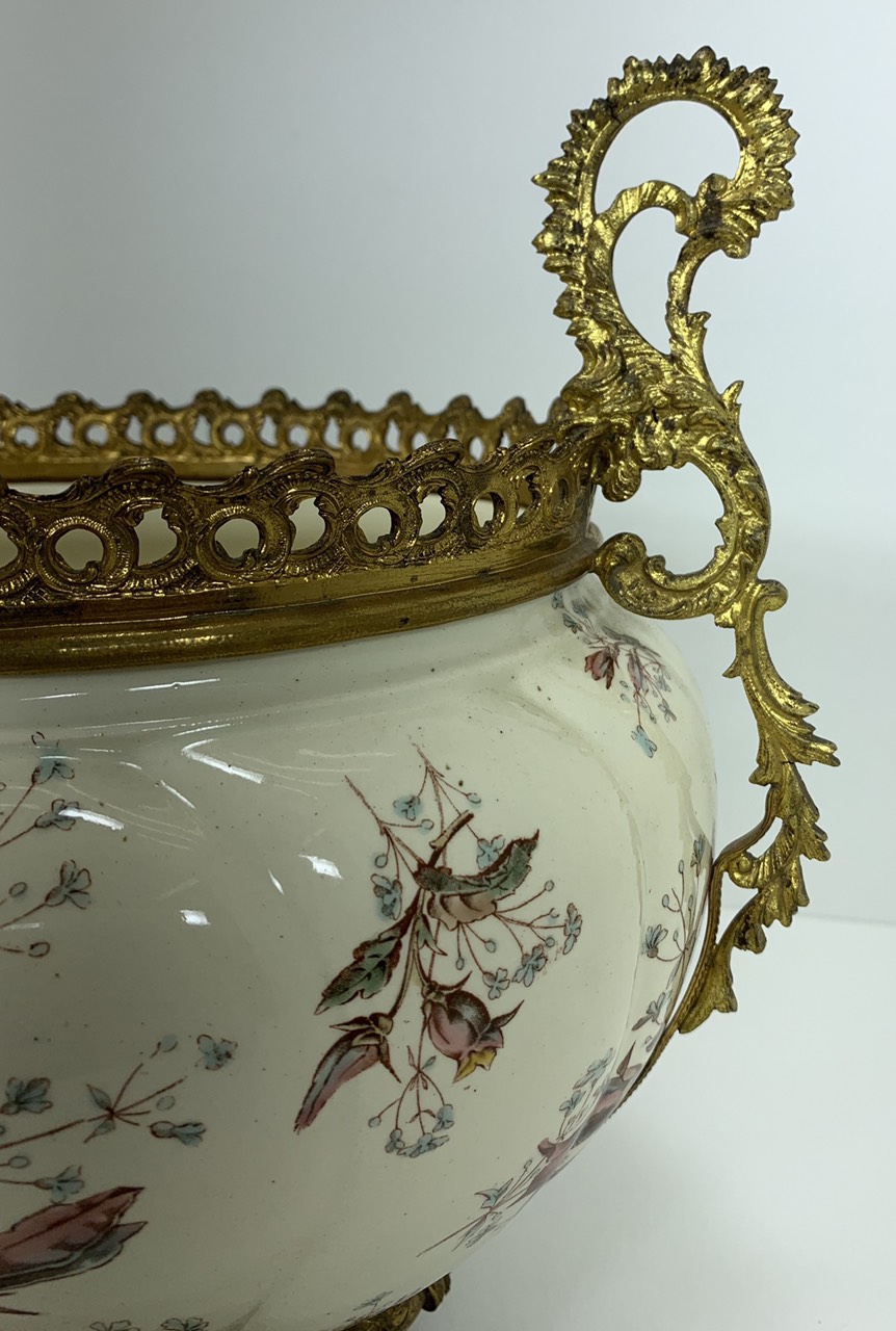 Антикварная керамическая ваза в бронзовой оправе