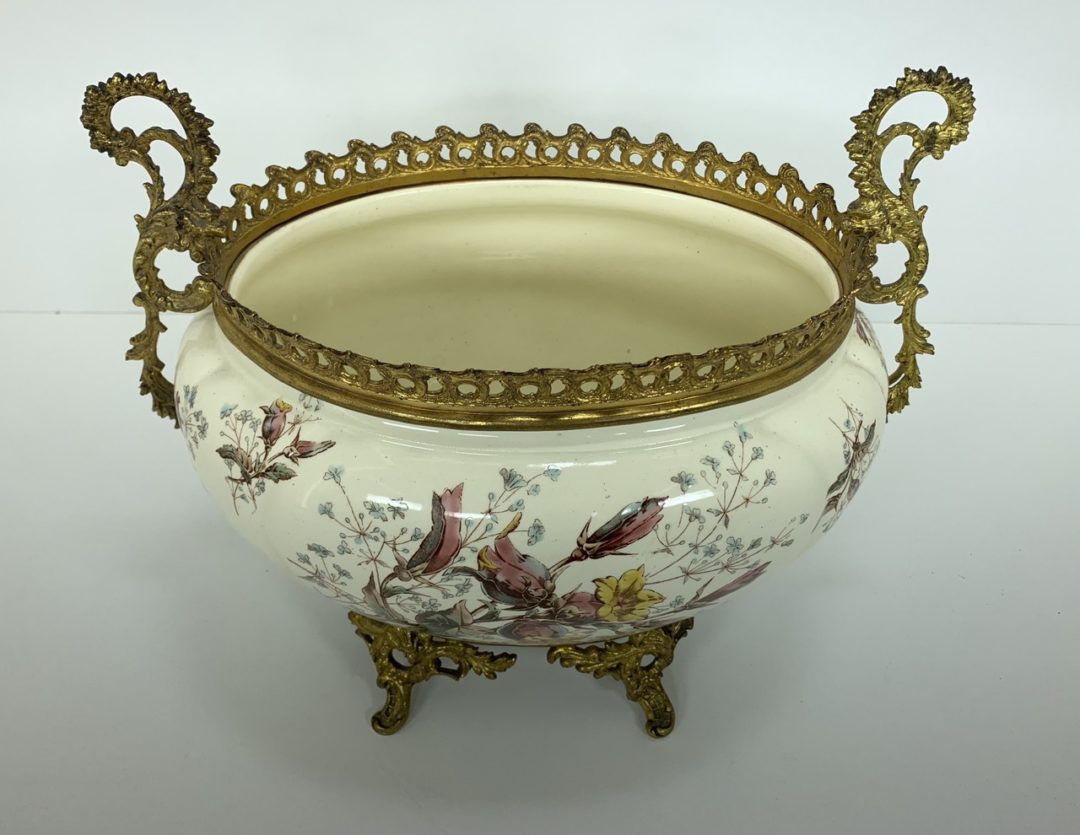 Антикварная керамическая ваза в бронзовой оправе