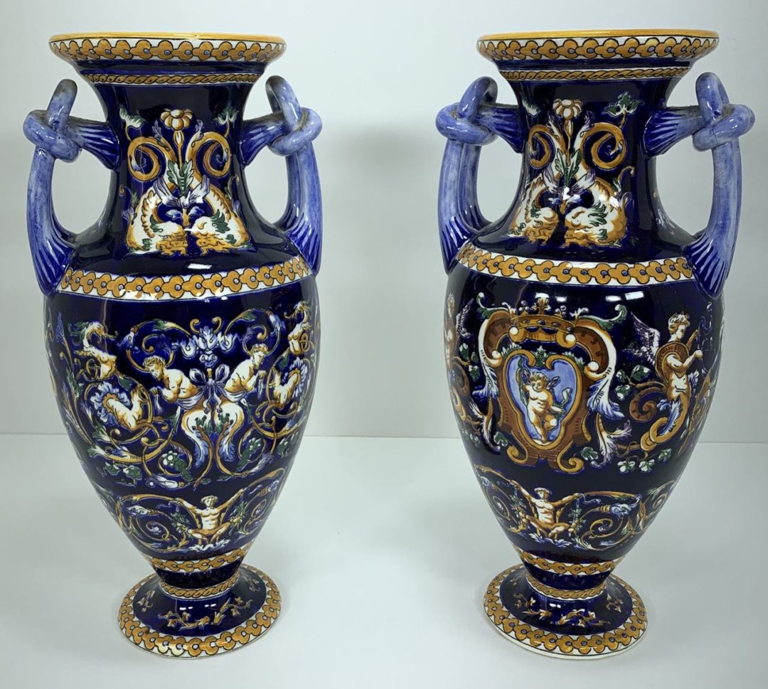 Винтажная пара фаянсовых ваз Жьен с декором Ренессанс