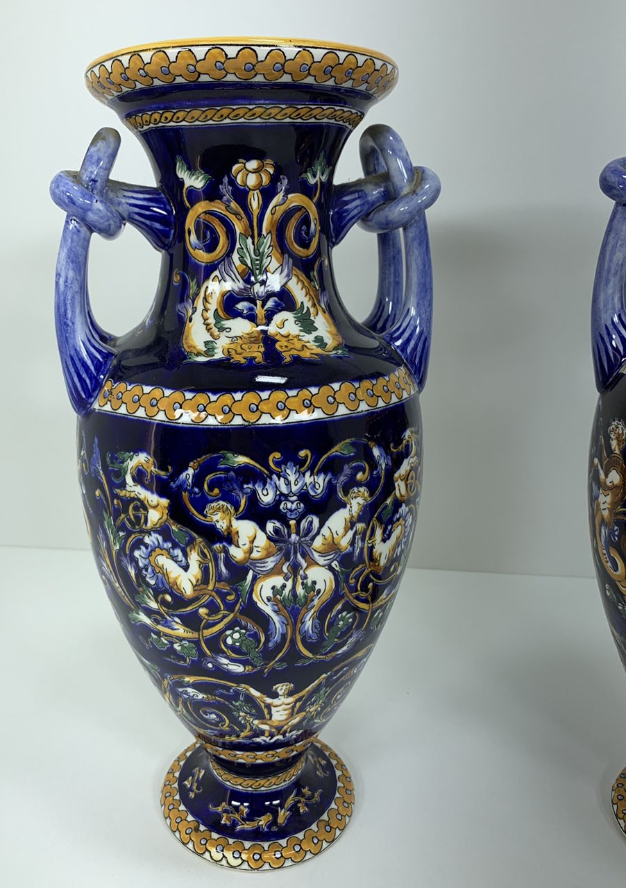 Винтажная пара фаянсовых ваз Жьен с декором Ренессанс