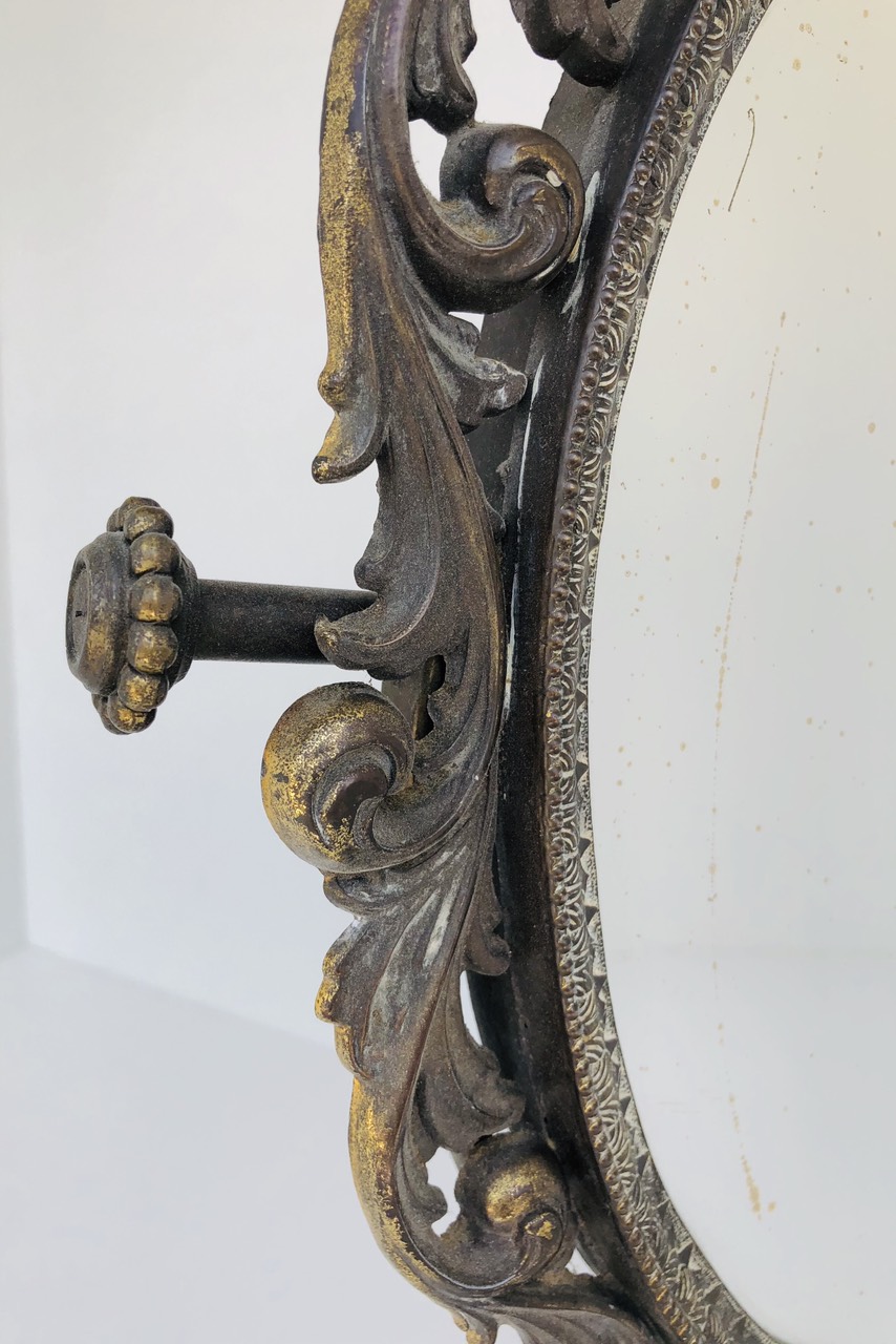 Винтажное металлическое зеркало на ножке