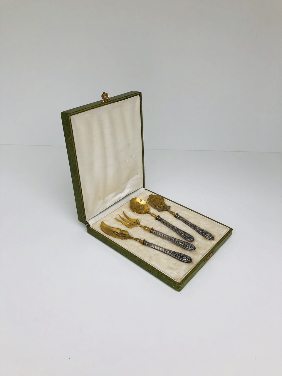 Антикварный десертный набор с серебряными ручками