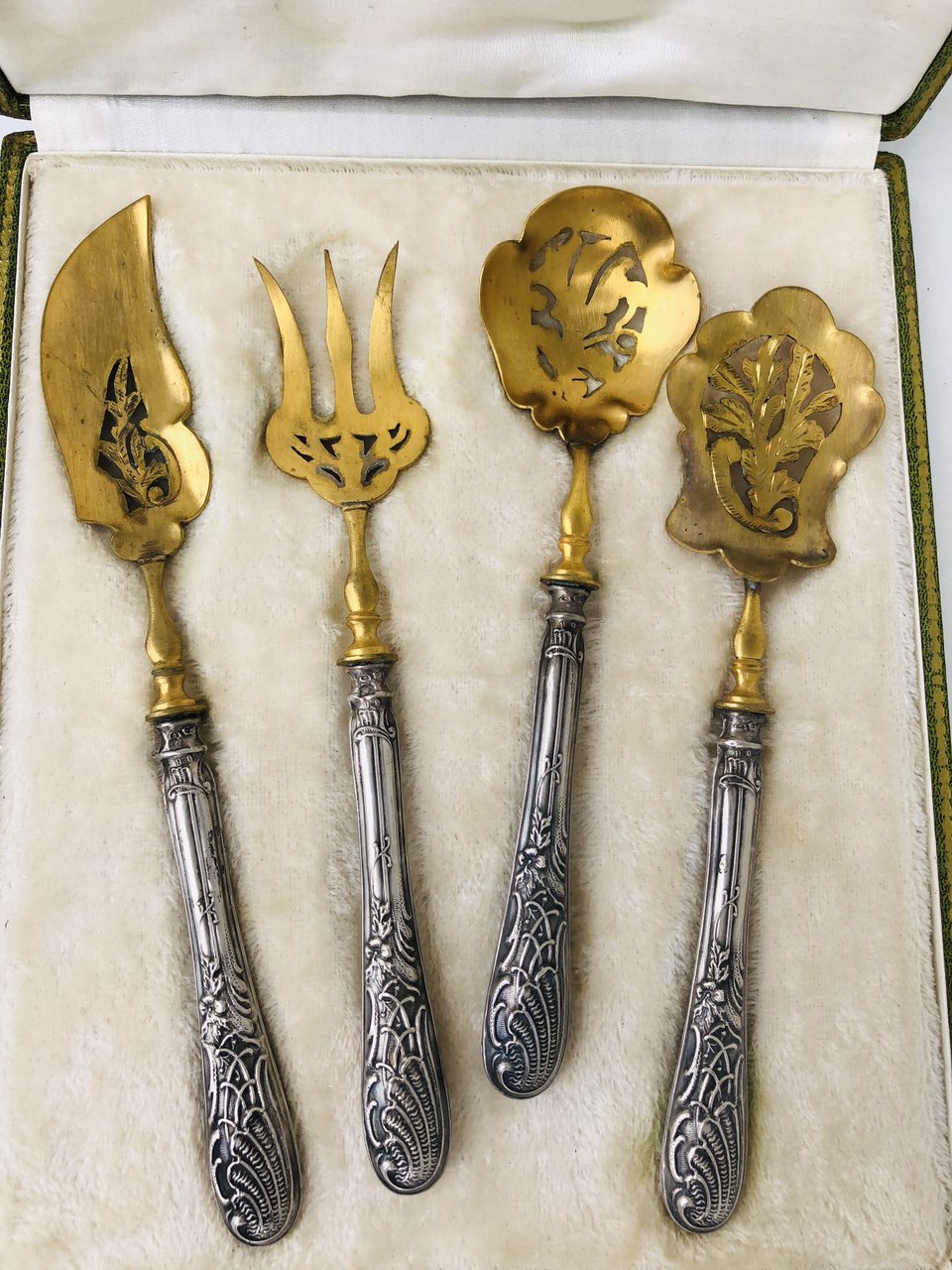 Антикварный десертный набор с серебряными ручками