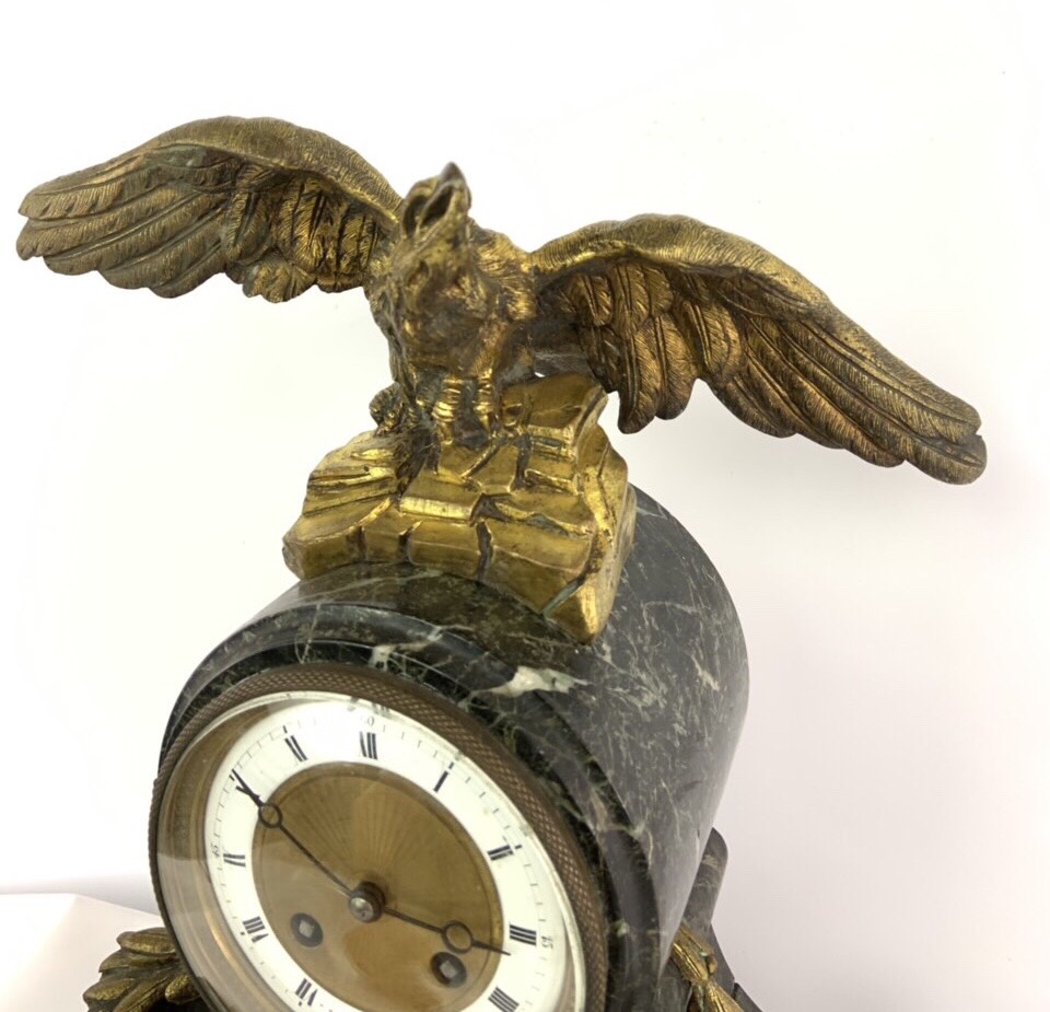 Антикварные каминные часы с сюжетом из бронзы