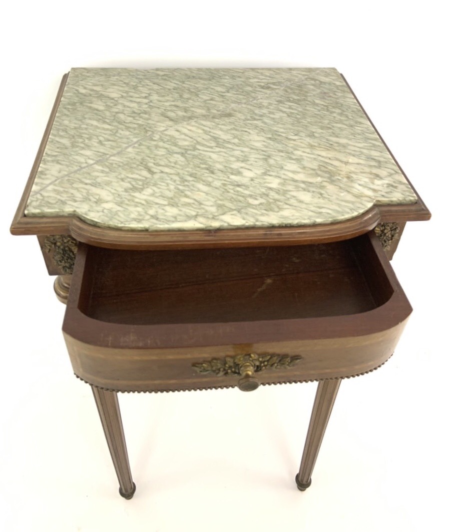 Антикварный столик с мраморной столешницей
