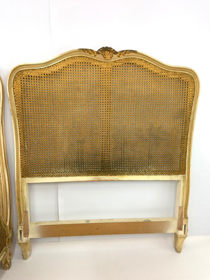 Антикварная пара кроватей с ротангом в стиле Луи XV