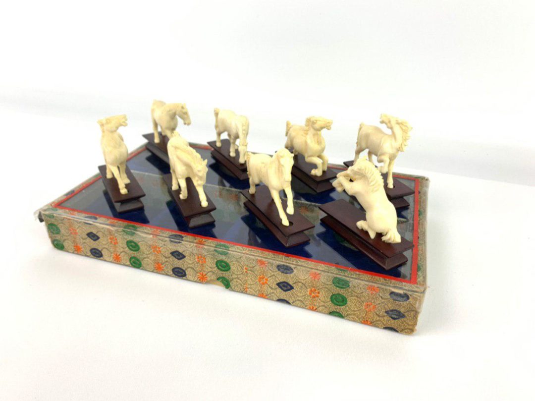Антикварные фигурки лошадей из слоновой кости