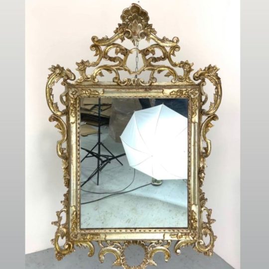 Антикварное зеркало из дерева