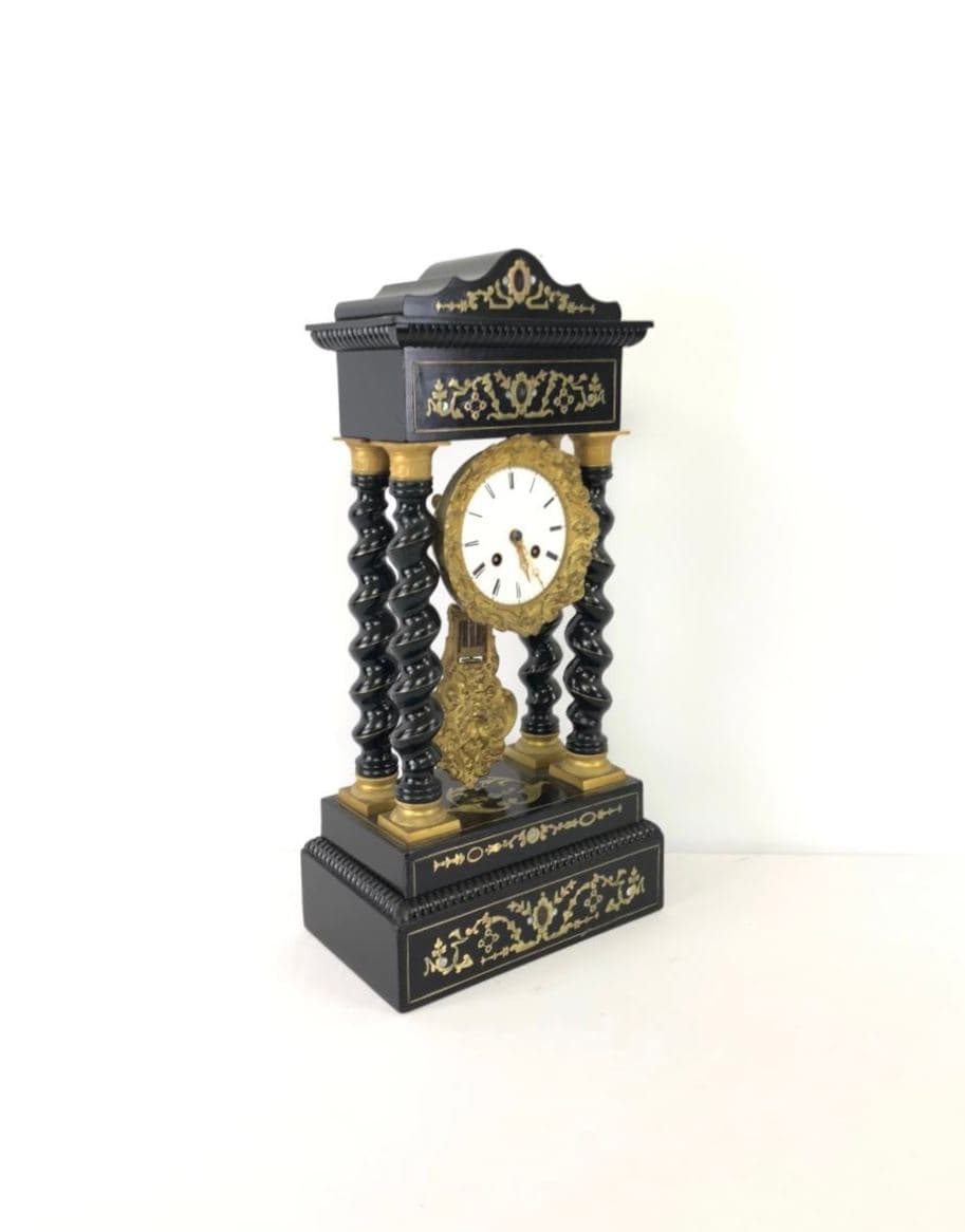 Антикварные часы в стиле Буль