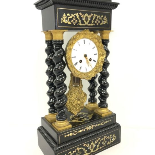 Антикварные часы в стиле Буль