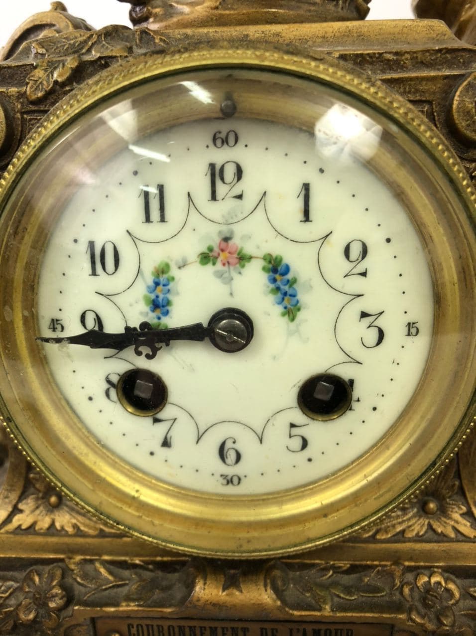Антикварные часы с двумя вазами