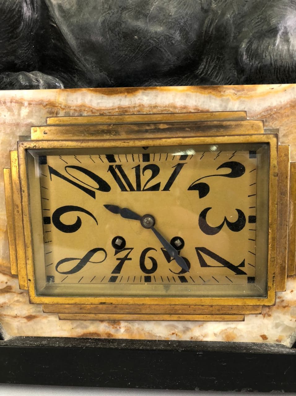 Старинные часы в стиле Арт-деко
