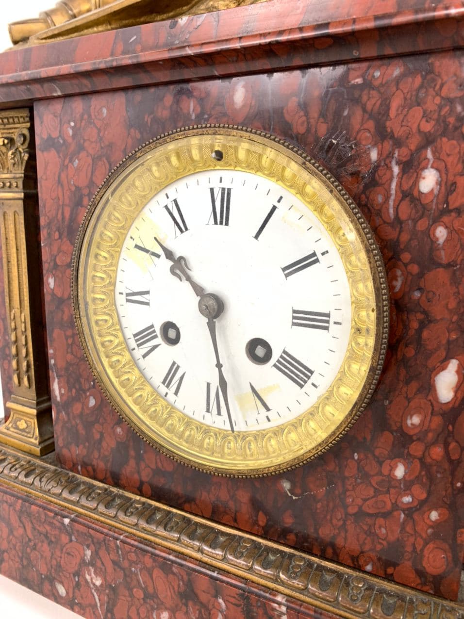 Антикварные часы с бронзовым сюжетом