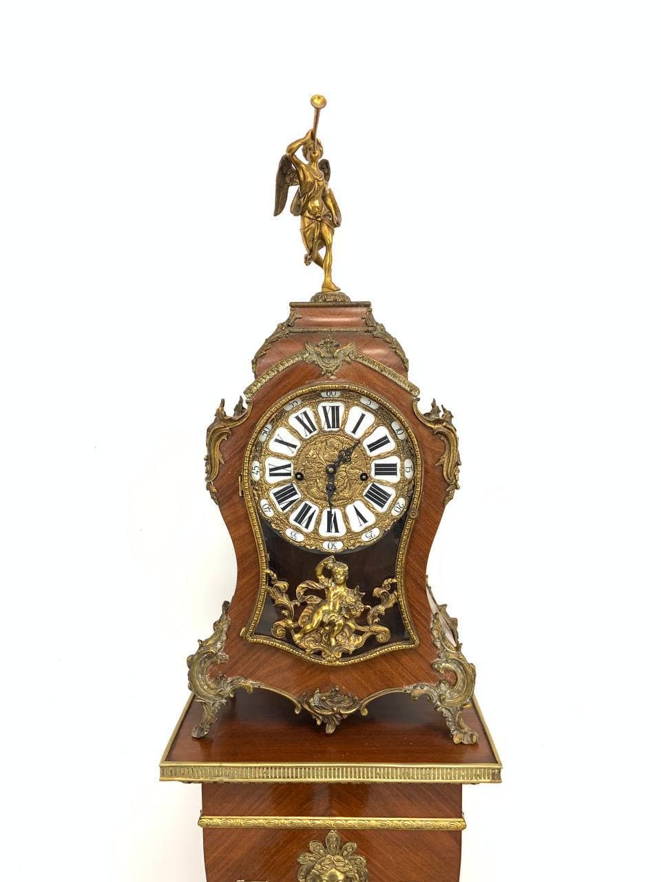 Антикварные часы на постаменте