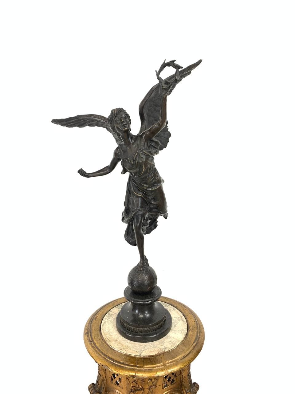 Антикварная статуя из бронзы богини победы