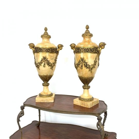 Антикварная пара мраморных ваз