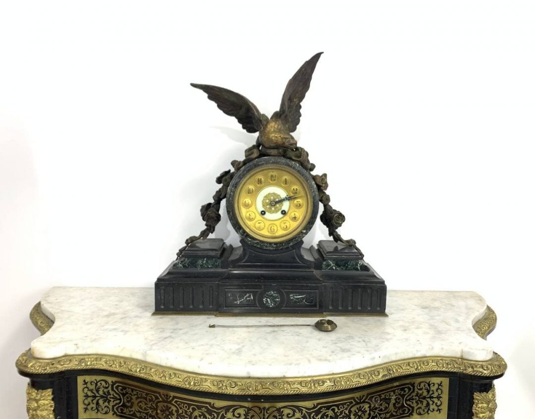 Антикварные часы с сюжетом из бронзы