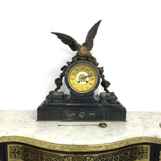 Антикварные часы с сюжетом из бронзы