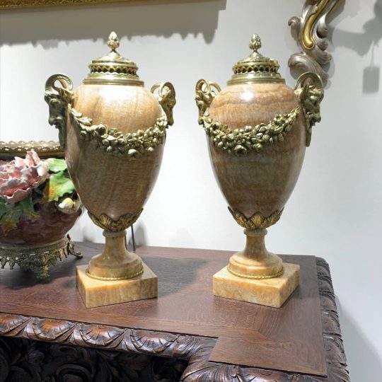 Антикварная пара мраморных ваз в бронзовой оправе