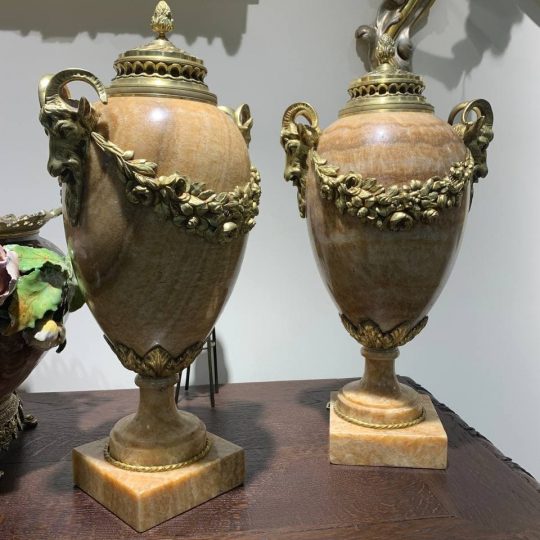 Антикварная пара мраморных ваз в бронзовой оправе