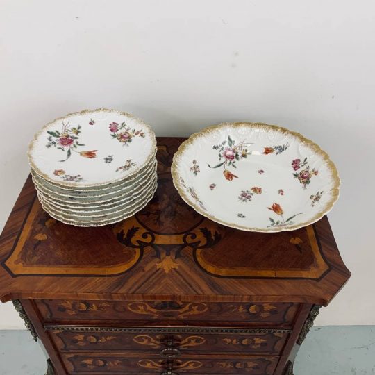 Антикварный набор десертных тарелок с ручной росписью