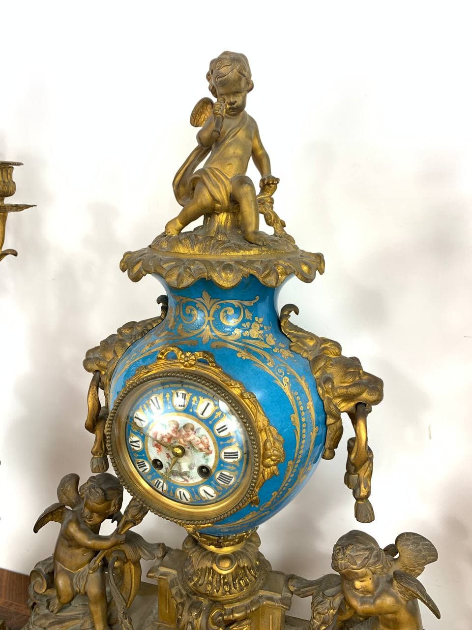 Антикварные часы с канделябрами из золочёной бронзы Севрской фарфоровой мануфактуры