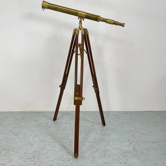 Латунный телескоп на деревянном штативе