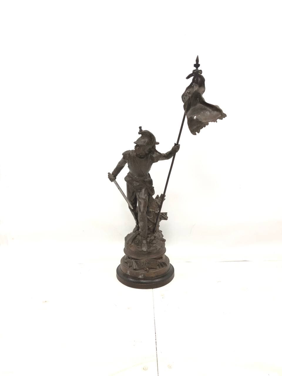 Антикварная скульптура «Идущий в атаку»