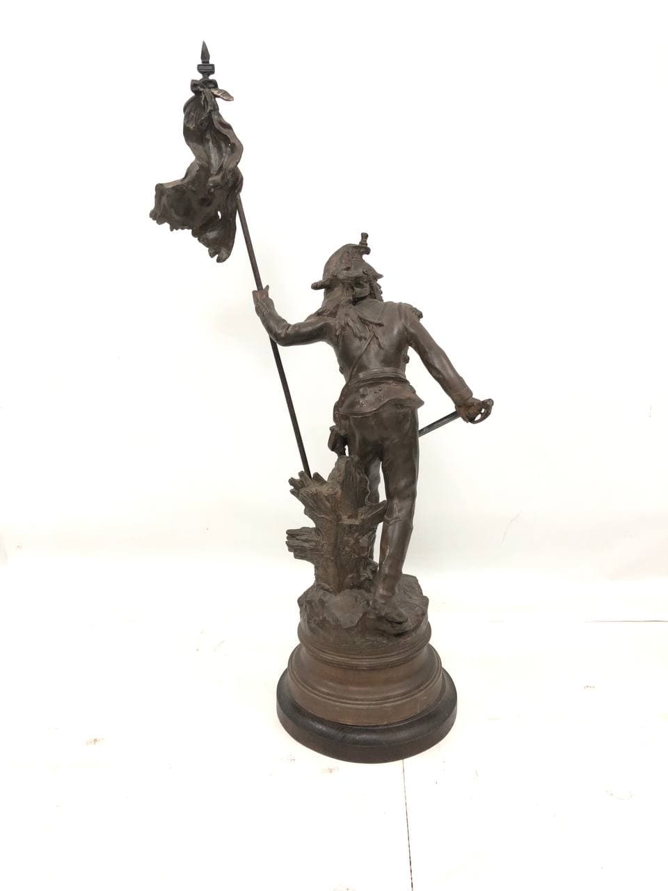 Антикварная скульптура «Идущий в атаку»