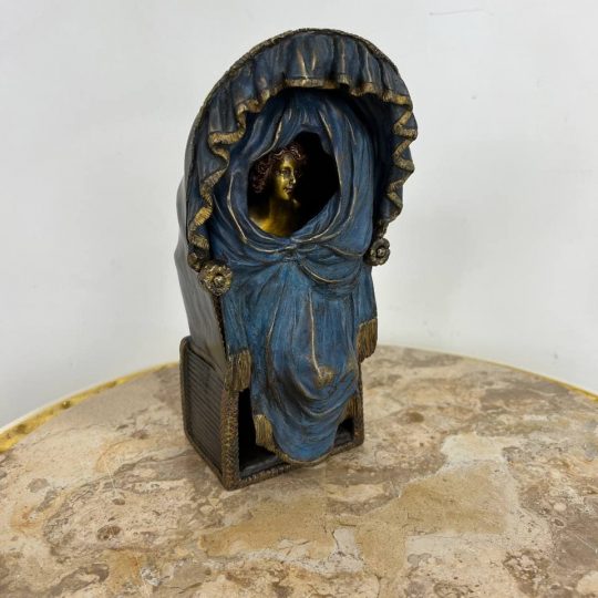 Коллекционная антикварная статуэтка «Девушка в паланкине»