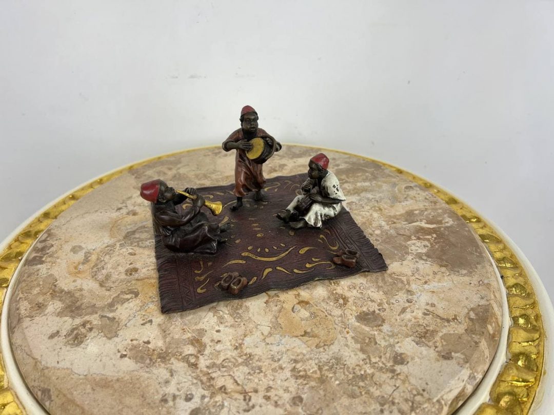 Антикварная скульптурная миниатюра «Дети, играющие на музыкальных инструментах»