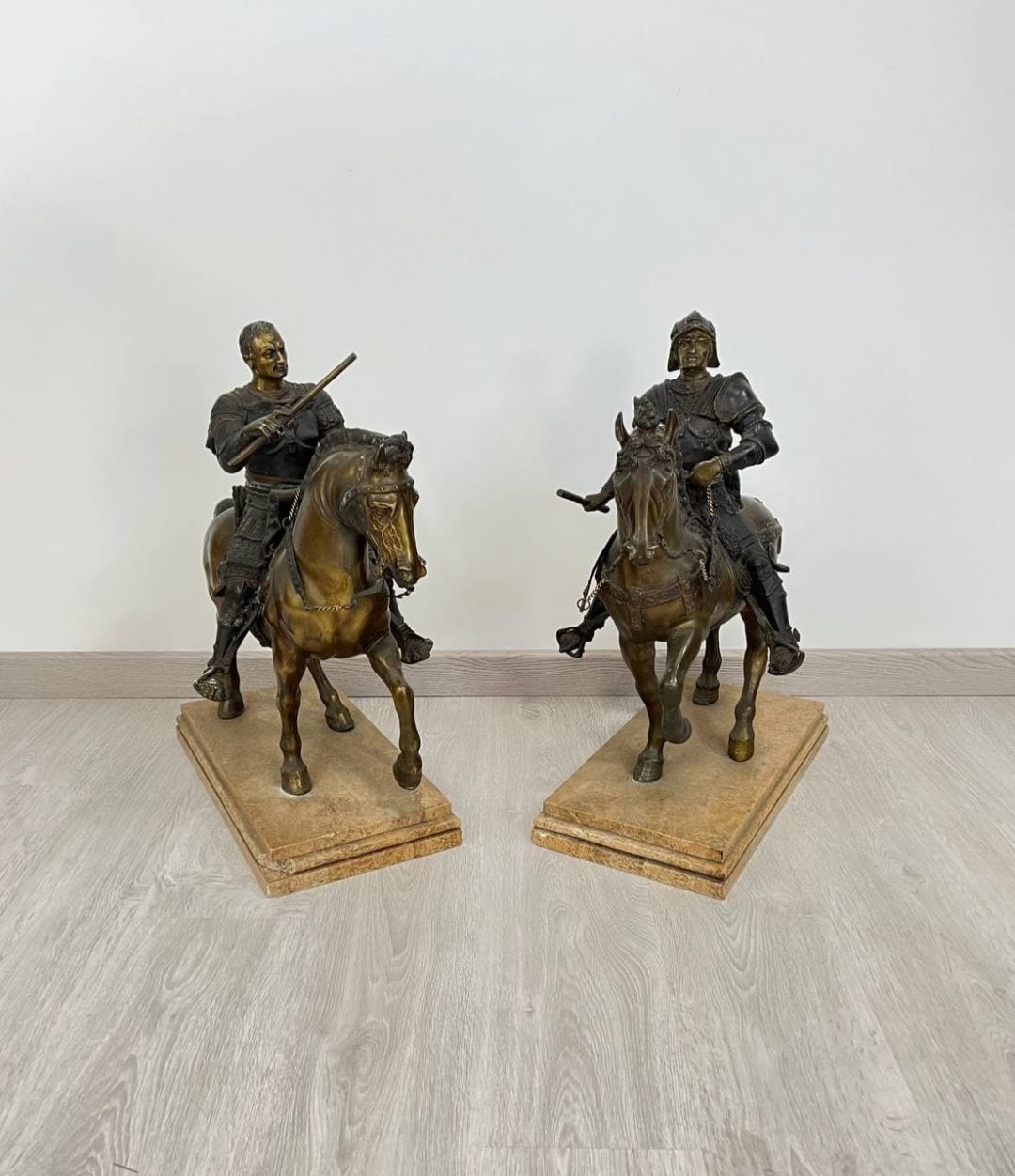 Антикварные конные статуи на мраморном пьедестале