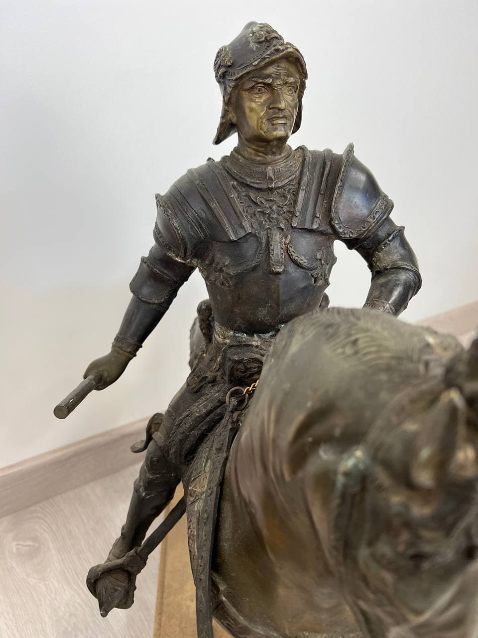 Антикварные конные статуи на мраморном пьедестале