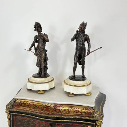 Антикварная пара подписанных бронзовых статуэток