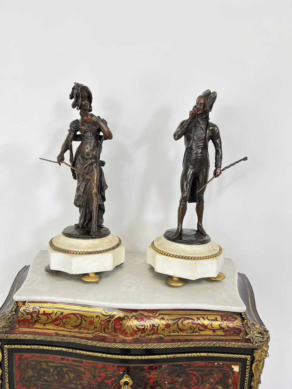 Антикварная пара подписанных бронзовых статуэток