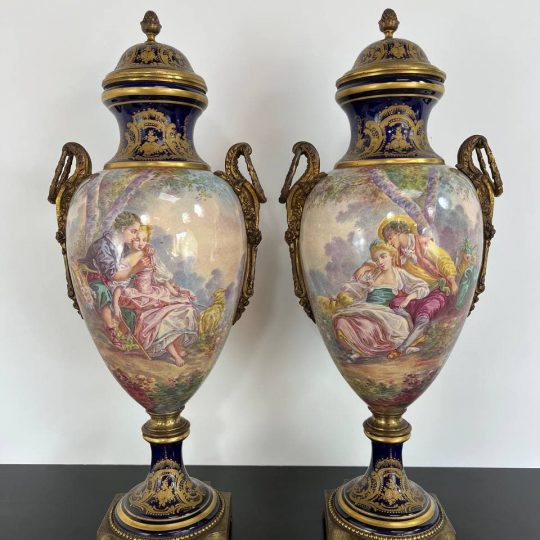 Антикварные парные вазы Королевской фарфоровой мануфактуры Севр (Sèvres)