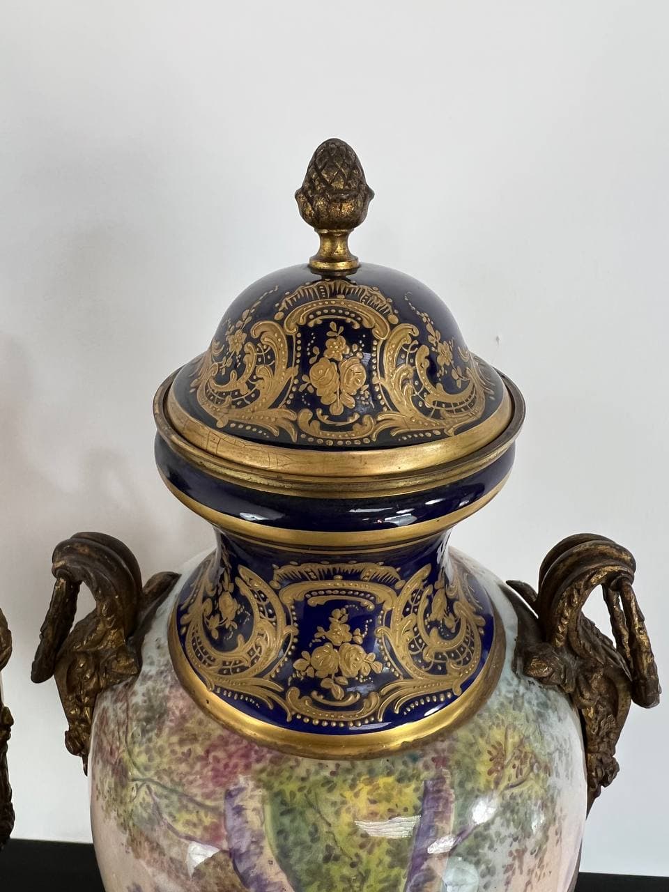 Антикварные парные вазы Королевской фарфоровой мануфактуры Севр (Sèvres)