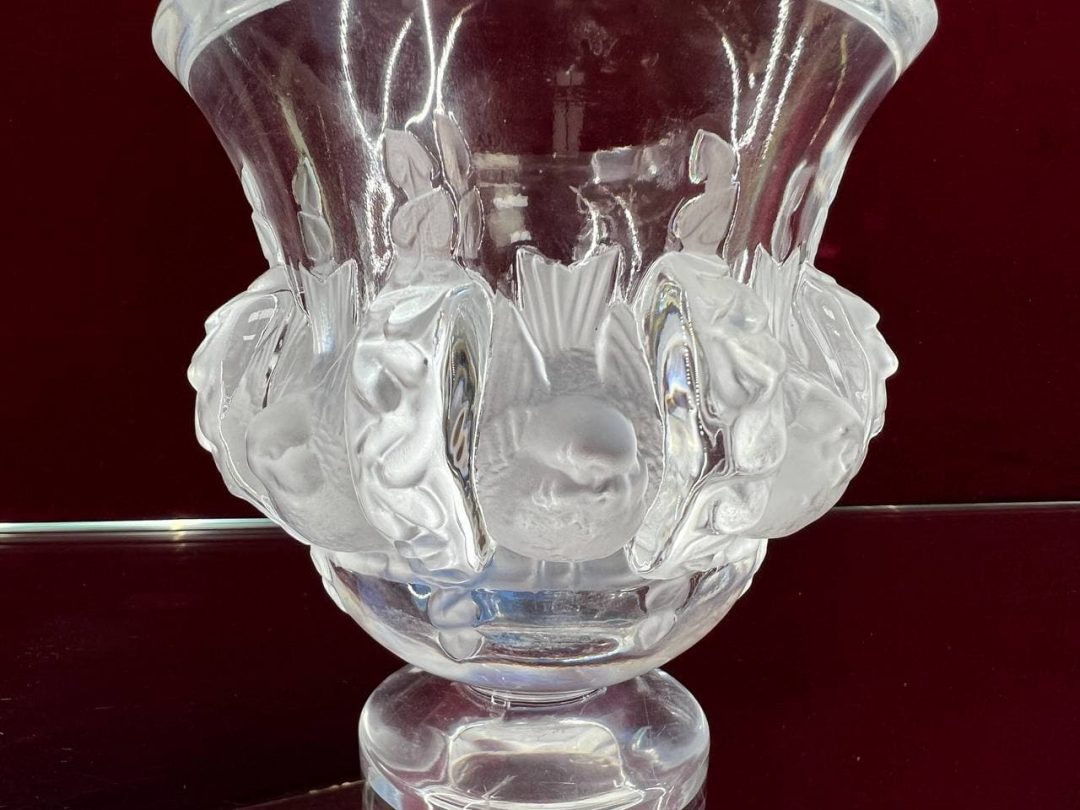 Хрустальная вазочка Lalique, модель «Dampierre»