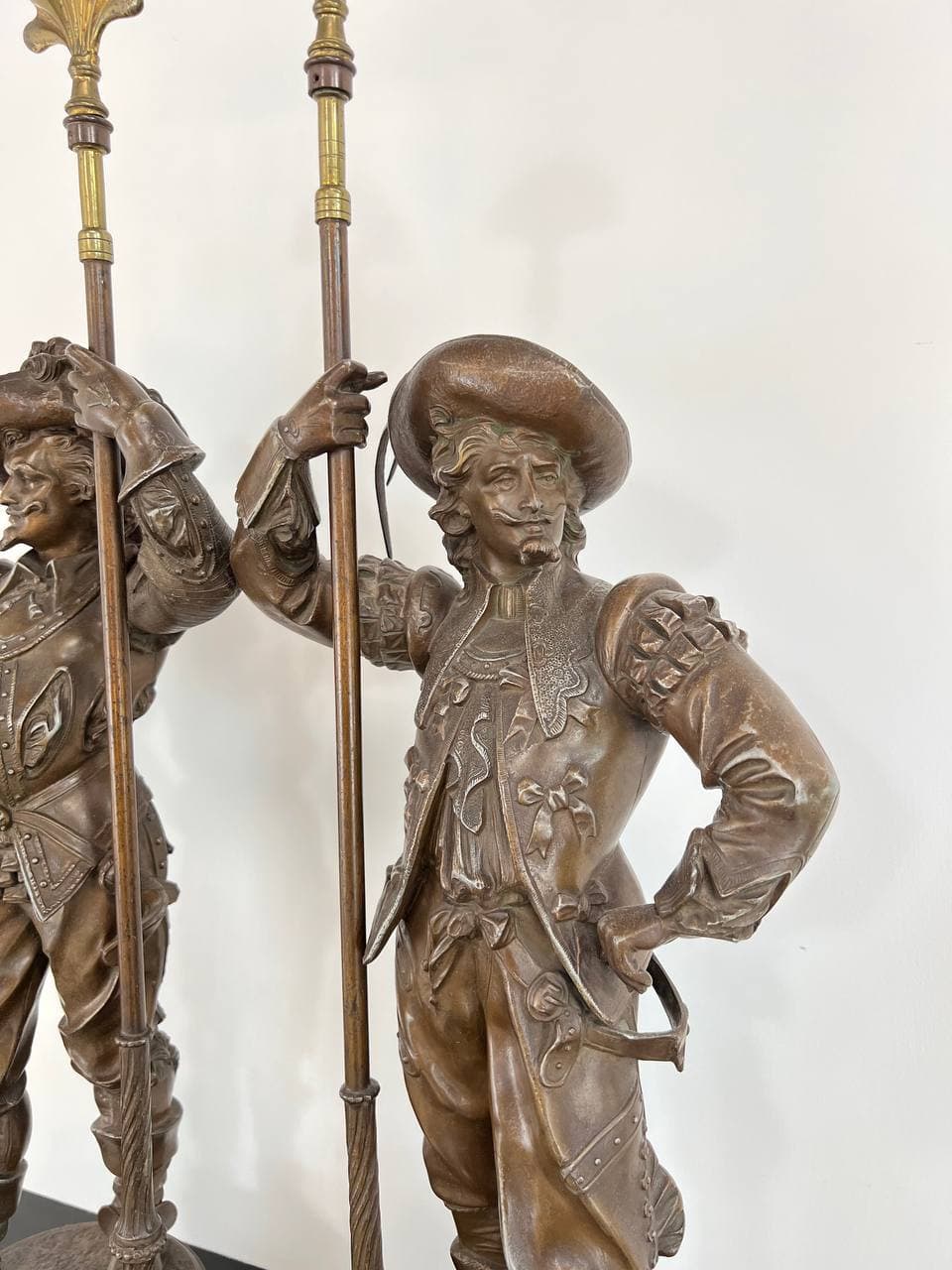 Антикварные парные статуи дворцовых стражников