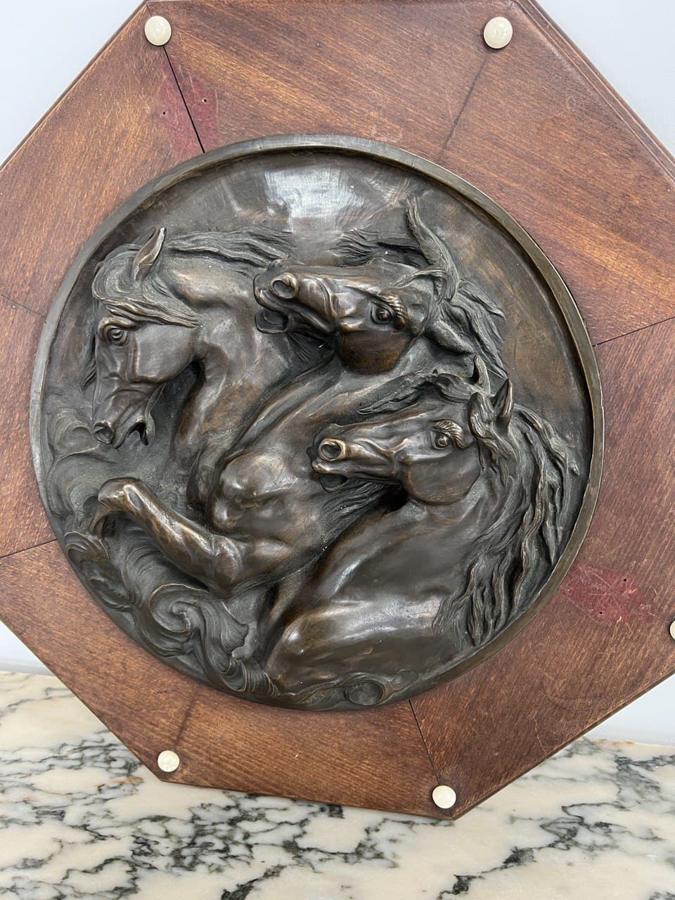 Антикварное настенное тондо «Тройка лошадей»