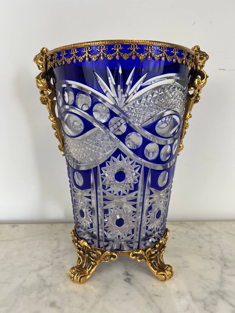 Антикварна скляна ваза