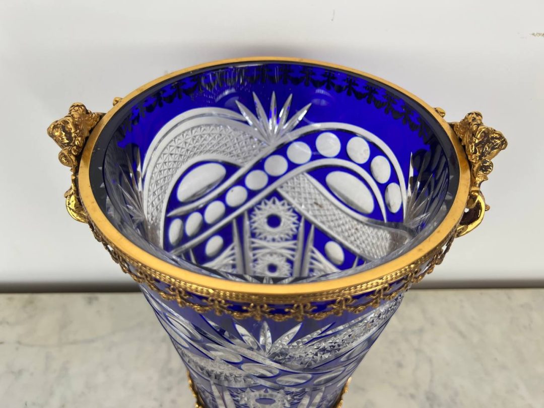 Антикварна скляна ваза