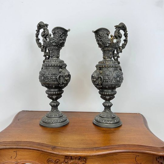 Пара антикварних ваз у стилі неоренесанс