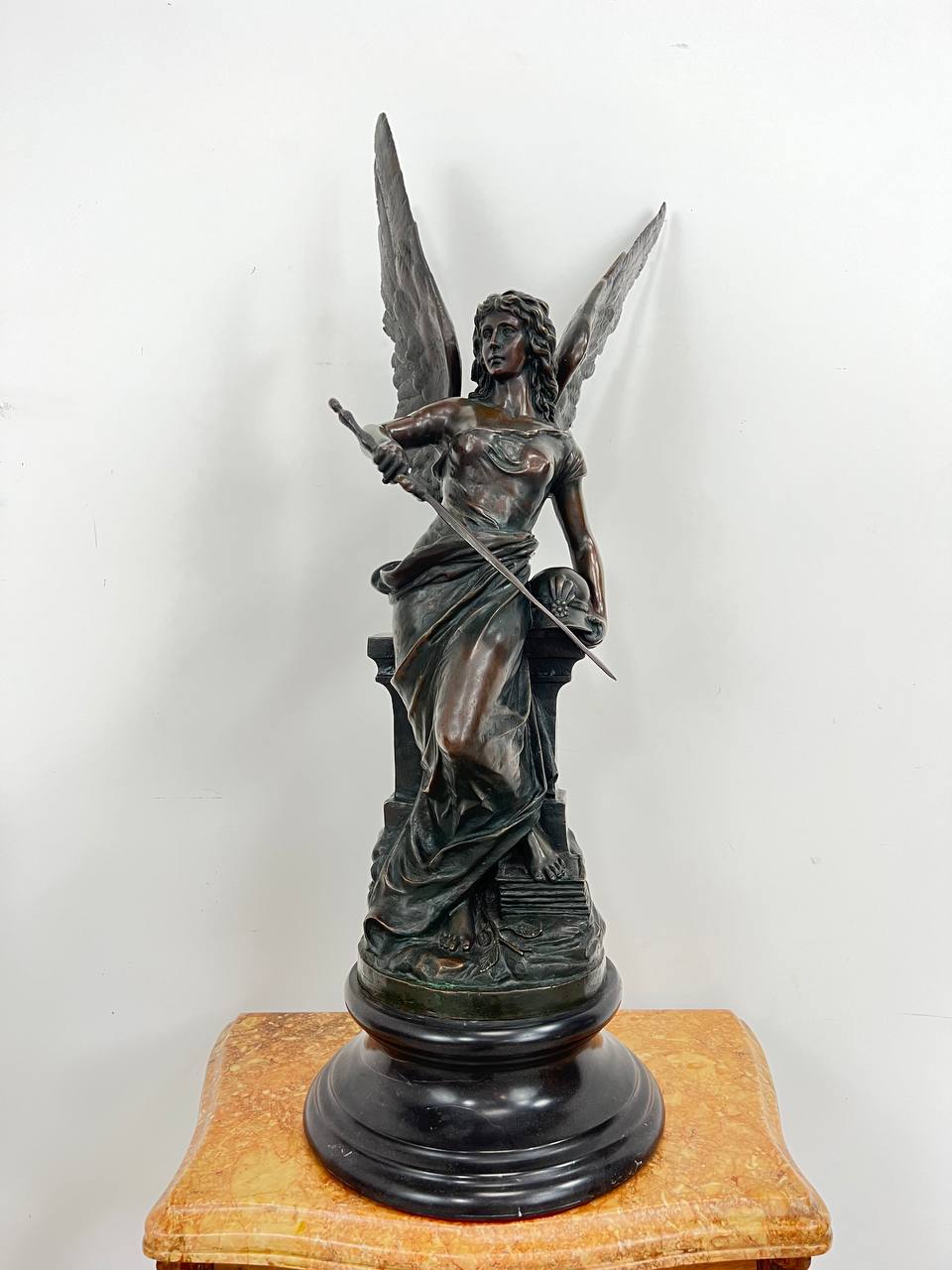 Антикварна скульптура «Немезида»
