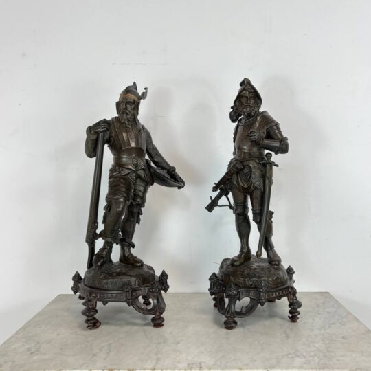 Пара антикварних скульптур «Воїни»