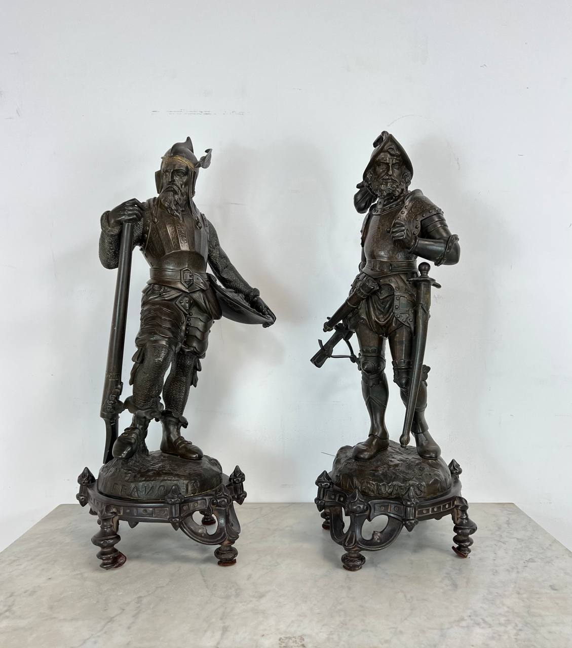 Пара антикварних скульптур «Воїни»