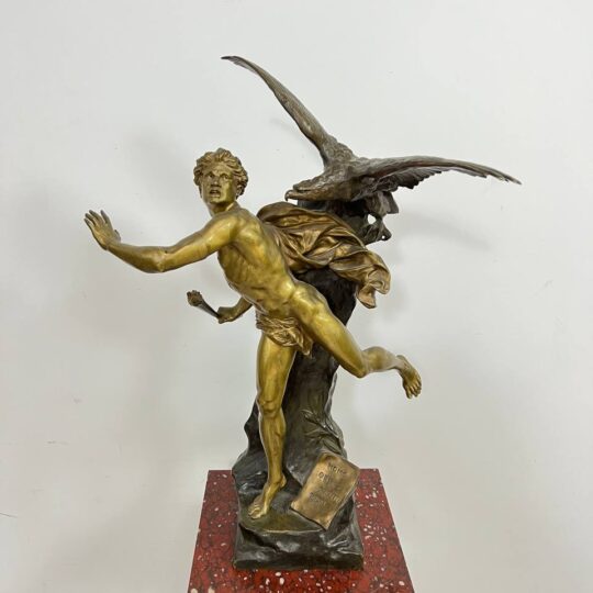 Антикварна скульптура «Прометей» авторства Еміля Луї Піко