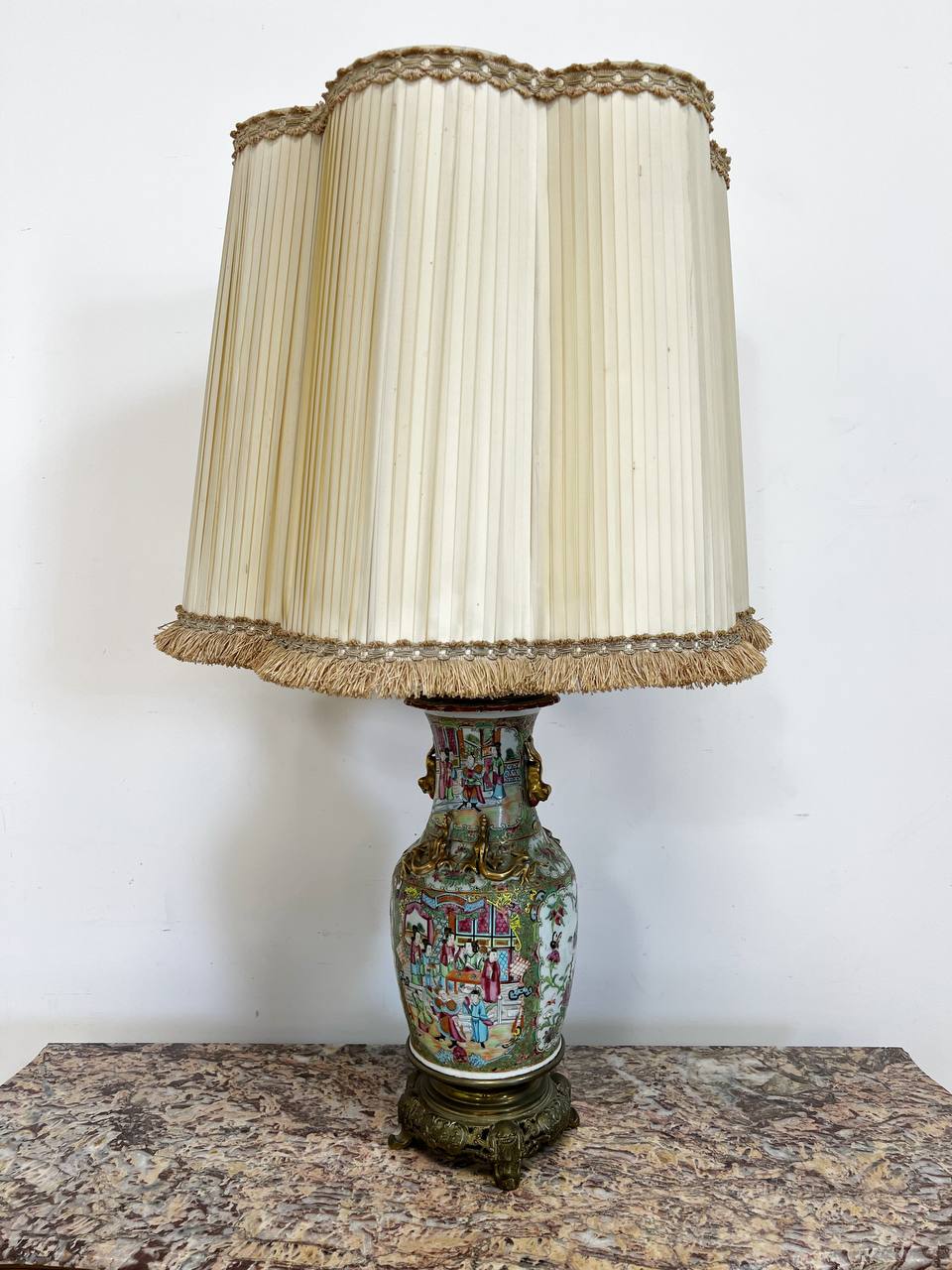 Антикварна лампа в стилі Шинуазрі